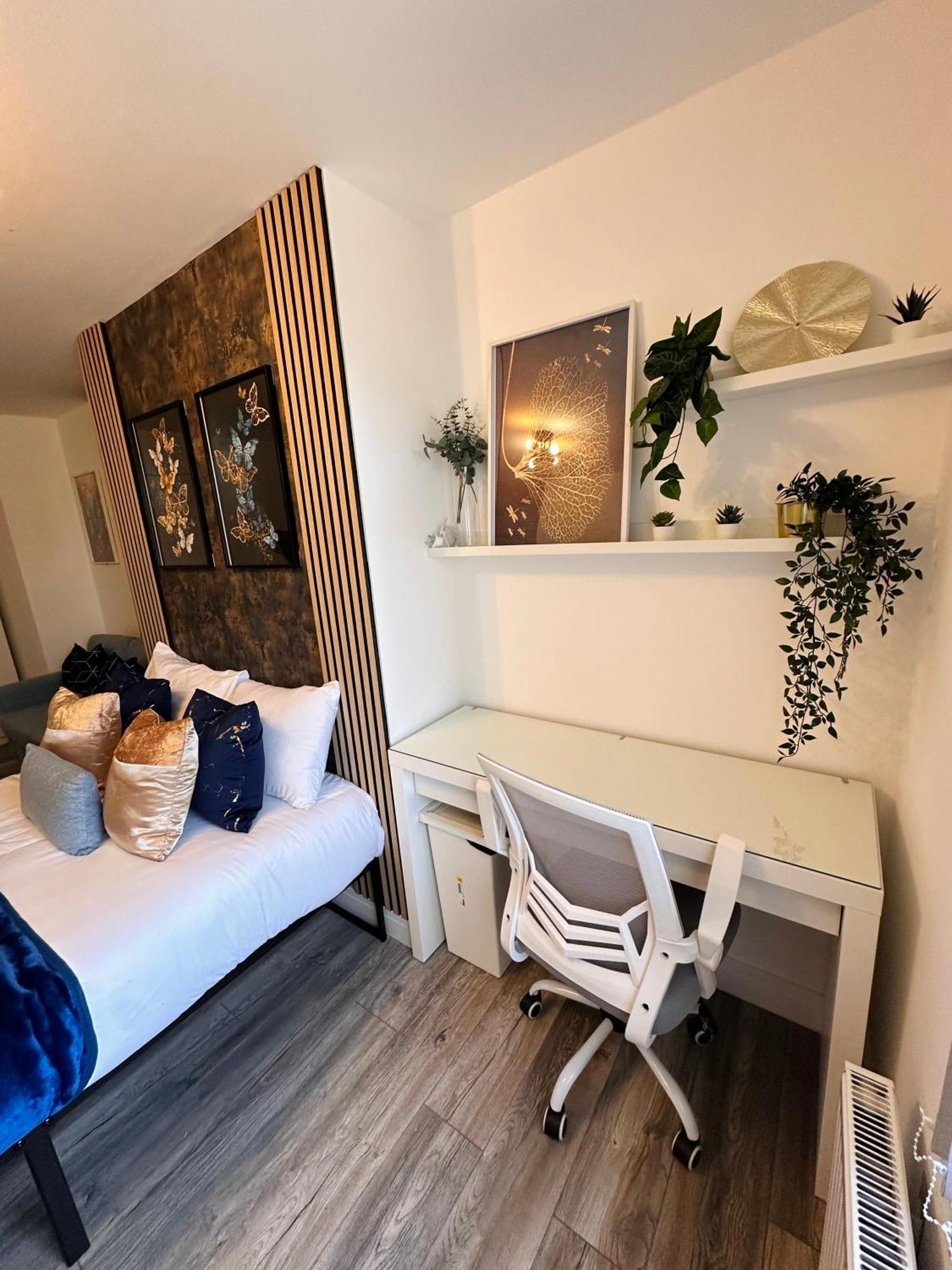 Guest house R4 - Luxury Studio Within A Shared House In Harborne Park Road - *